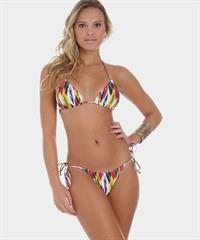 Elisandra Tomacheski in a bikini