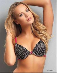 Elisandra Tomacheski in lingerie