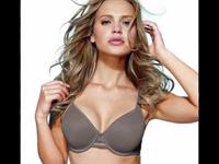 Elisandra Tomacheski in lingerie