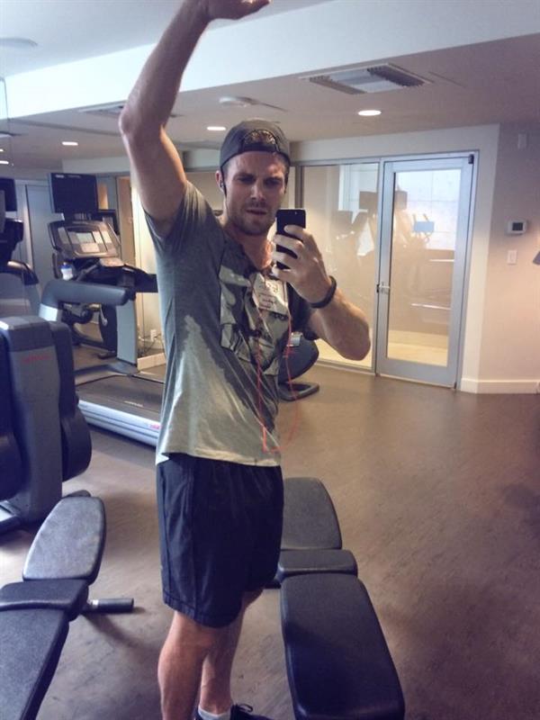 Stephen Amell taking a selfie