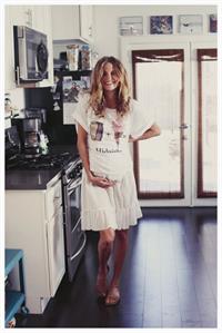 Pregnant Amanda Booth - At home - June 14, 2014  