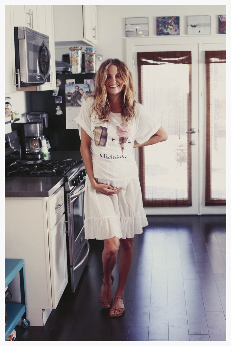 Pregnant Amanda Booth - At home - June 14, 2014  