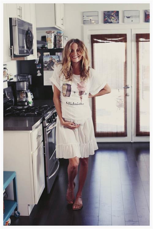 Pregnant Amanda Booth - At home - June 14, 2014  