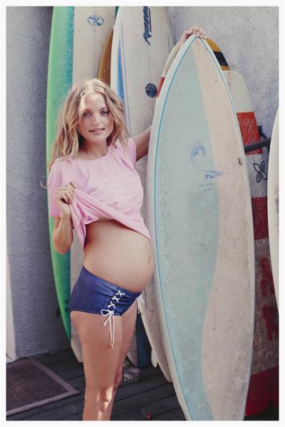 Pregnant Amanda Booth - At home - June 14, 2014  
