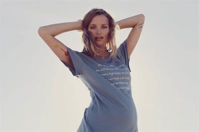 Pregnant Amanda Booth - At home - June 14, 2014  