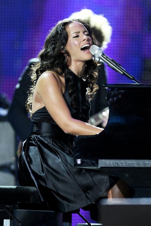 Alicia Keys performing at the World Music Awards 