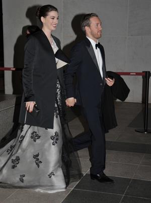 Anne Hathaway enters Kennedy Center for rehearsals on December 3, 2011