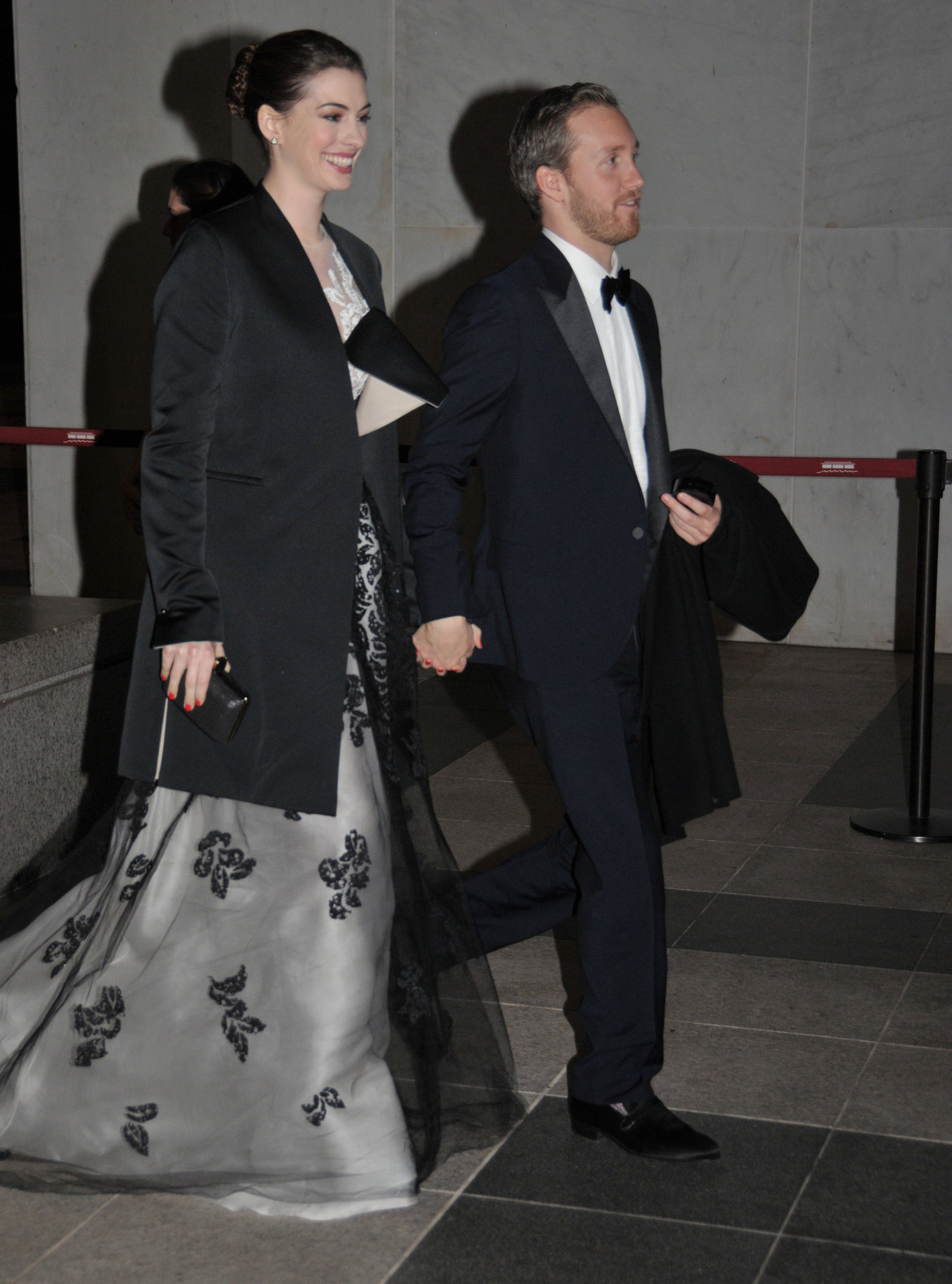 Anne Hathaway enters Kennedy Center for rehearsals on December 3, 2011