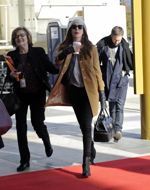 Anne Hathaway enters Kennedy Center for rehearsals on December 3, 2011