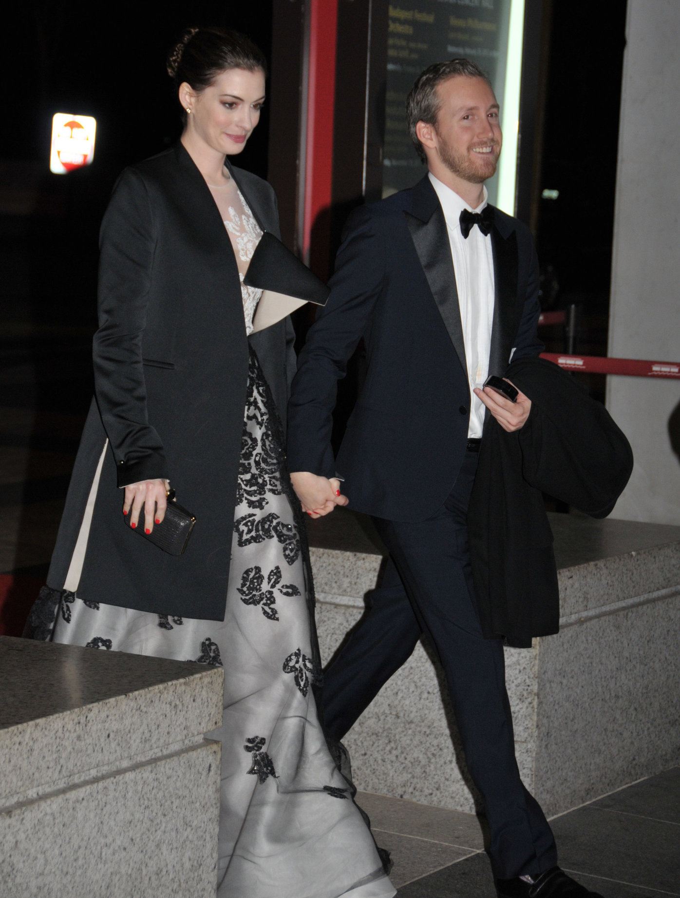 Anne Hathaway enters Kennedy Center for rehearsals on December 3, 2011