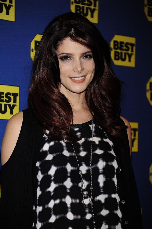 Ashley Greene Twilight Saga Eclipse signing Best Buy in New York on December 17, 2010