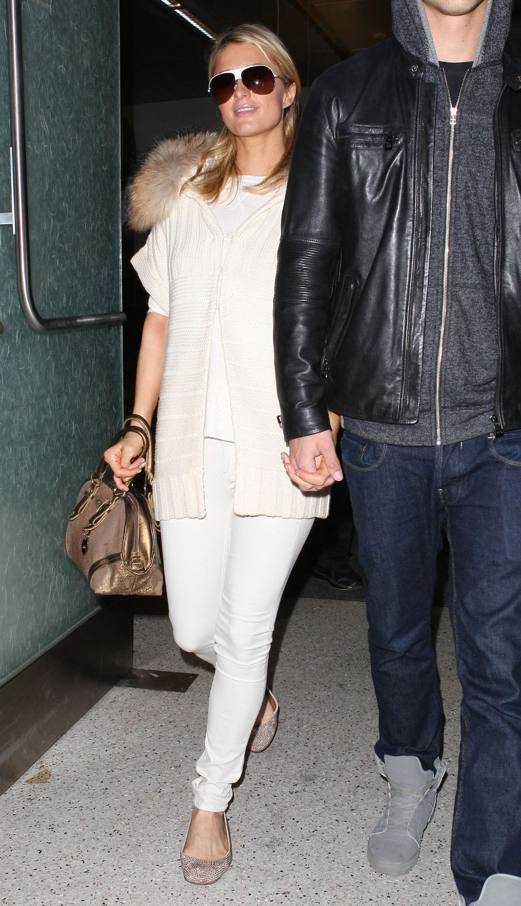 Paris Hilton arrives at Los Angeles International Airport (02.02.2013) 