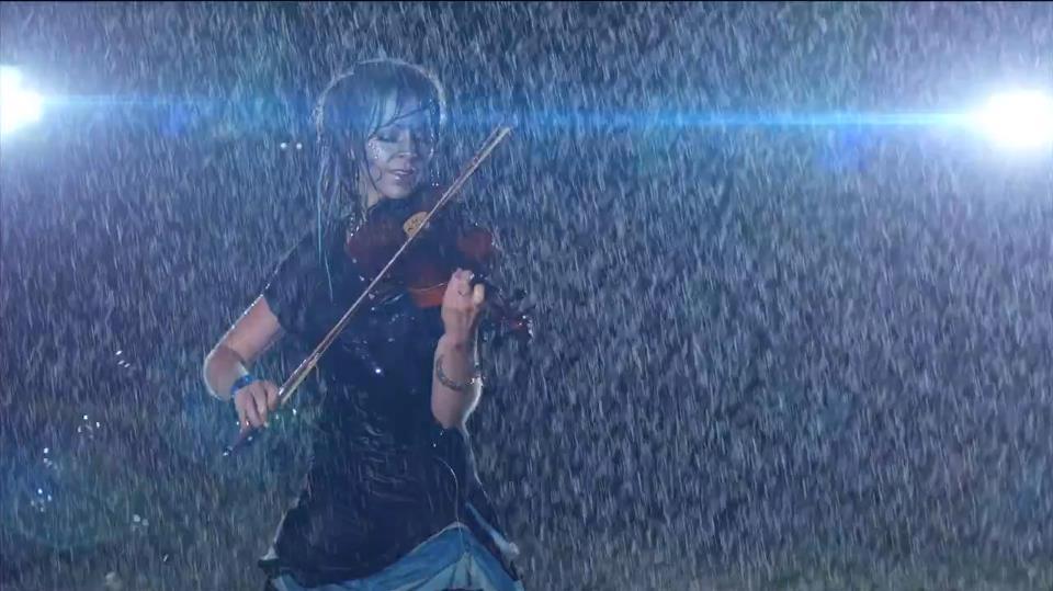 Послушай музыку дождя в ней столько. Линдси Стирлинг 2021. Lindsey Stirling elements. Музыкант под дождем. Гитарист под дождем.