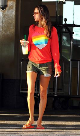 Alessandra Ambrosio in Santa Monica 29.09.11