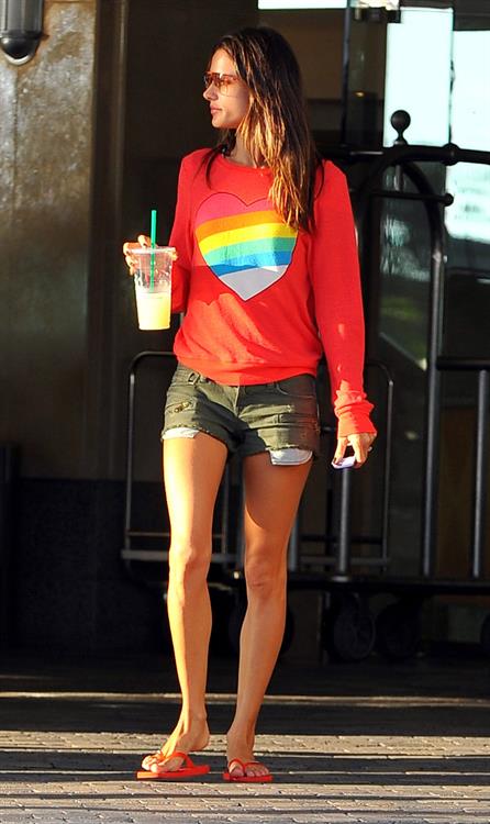 Alessandra Ambrosio in Santa Monica 29.09.11