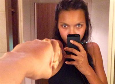 Lais Ribeiro taking a selfie