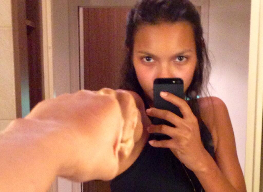 Lais Ribeiro taking a selfie