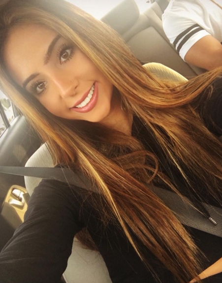 Bruna Lima taking a selfie