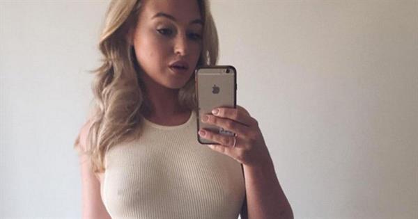 Iskra Lawrence taking a selfie