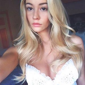 Bryana Holly taking a selfie