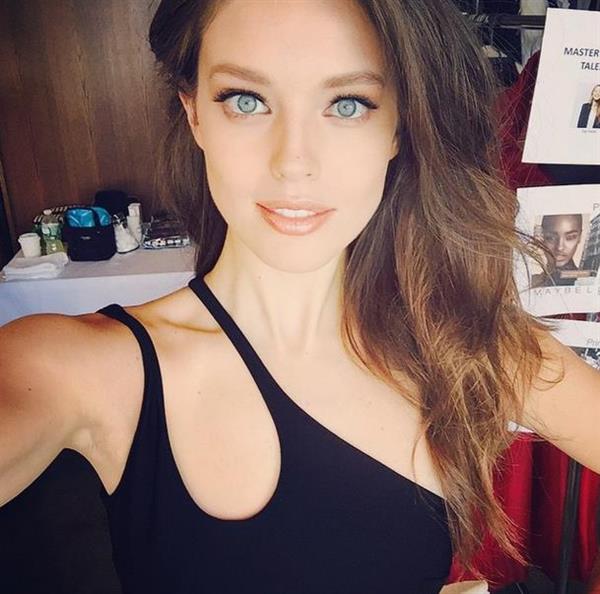 Emily DiDonato taking a selfie