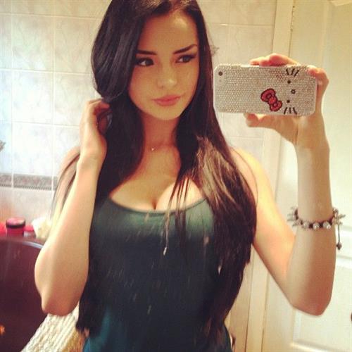 Demi Rose Mawby taking a selfie