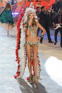 Karlie Kloss in lingerie