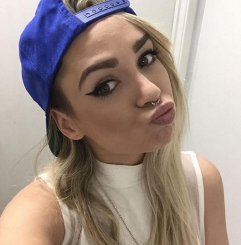 Annalu Cardoso taking a selfie