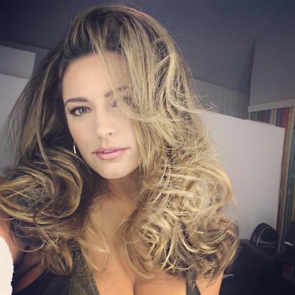 Kelly Brook taking a selfie