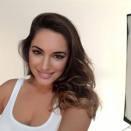 Kelly Brook taking a selfie