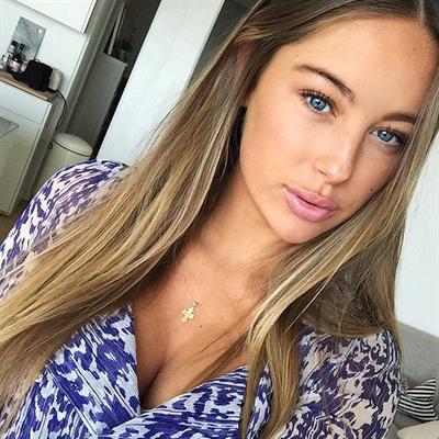 Mathilde Gøhler taking a selfie