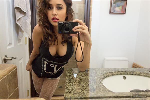 Tianna Gregory taking a selfie