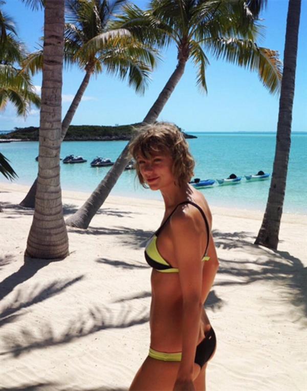 Taylor Swift in a bikini - ass