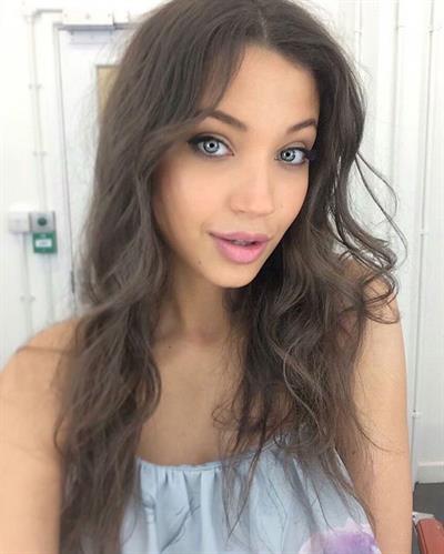 Candice Blackburn taking a selfie