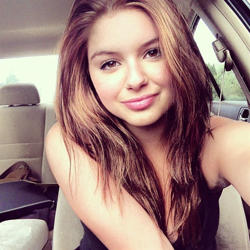 Ariel Winter taking a selfie