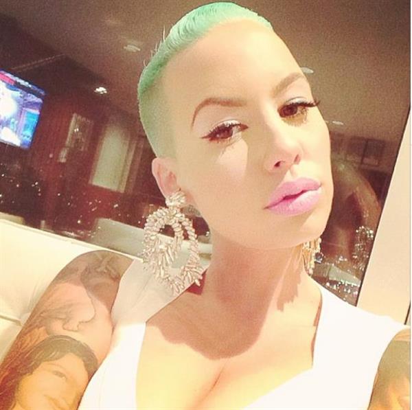 Amber Rose taking a selfie