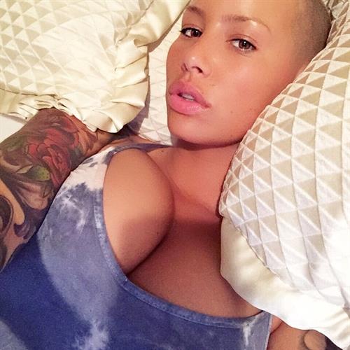 Amber Rose taking a selfie
