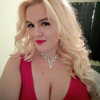 Lilli Luxe taking a selfie