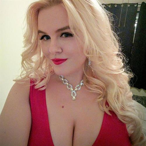 Lilli Luxe taking a selfie