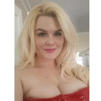 Lilli Luxe taking a selfie