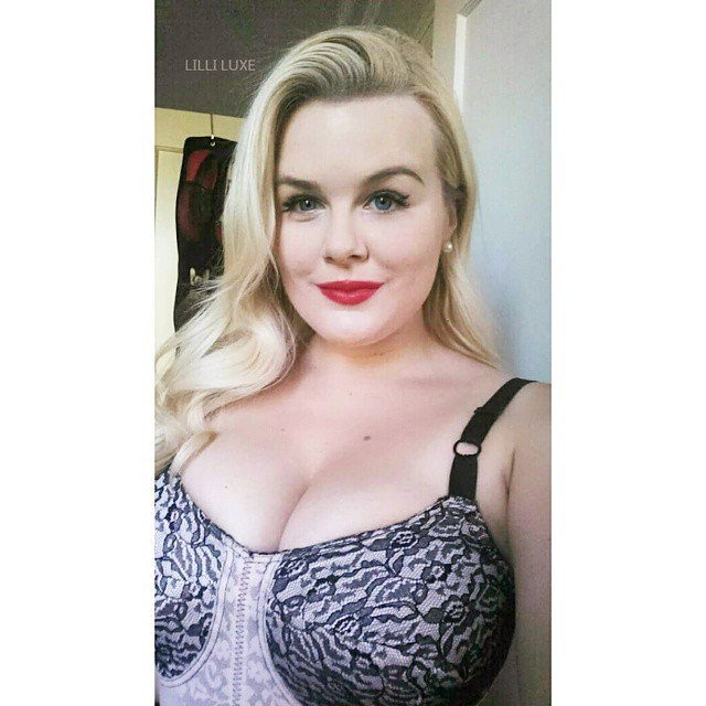 Lilli Luxe in lingerie