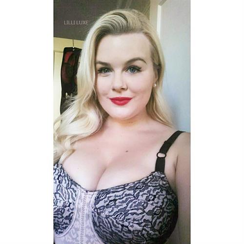 Lilli Luxe in lingerie