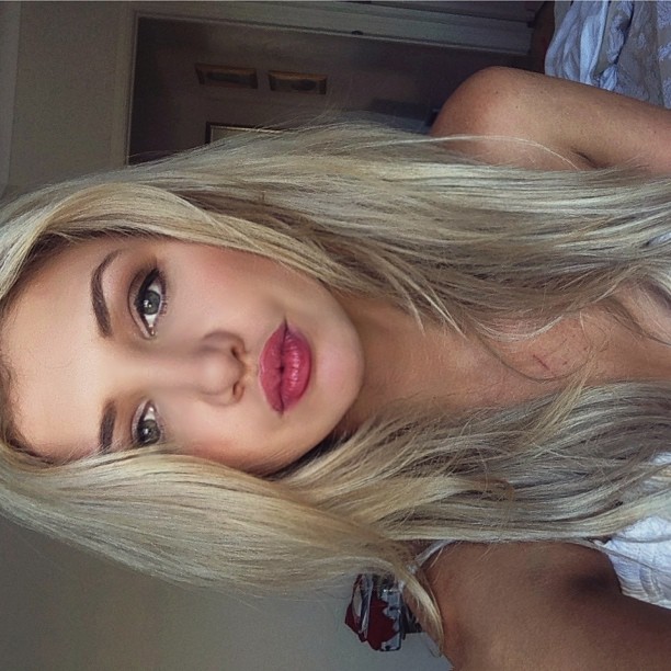 Gabrielle Grace Epstein taking a selfie