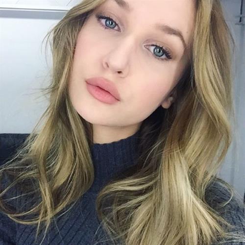 Ariane Fournier taking a selfie