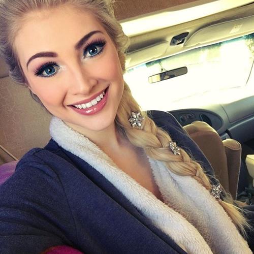 Anna Faith Carlson taking a selfie