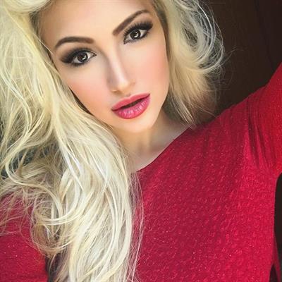 Anna Faith Carlson taking a selfie