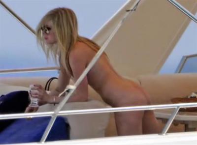 Avril Lavigne - ass