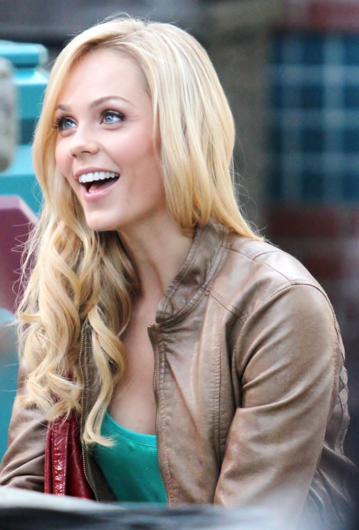 Laura Vandervoort Pictures in an Infinite Scroll - 938 Pictures