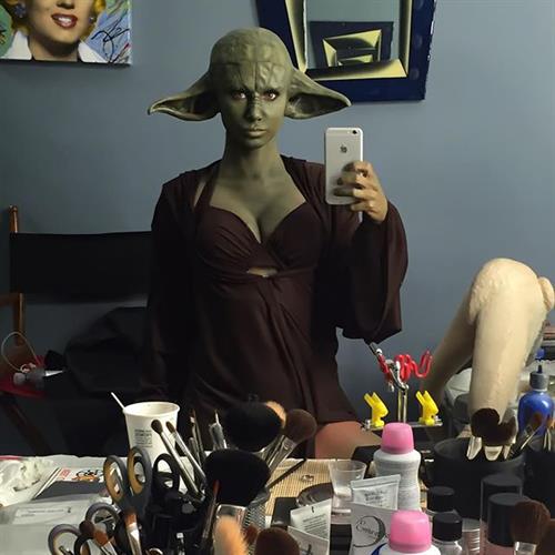 Sara Jean Underwood taking a selfie