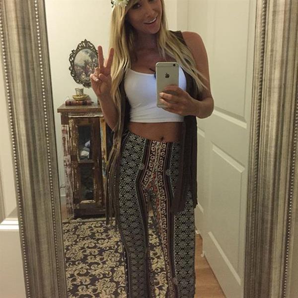 Sara Jean Underwood taking a selfie